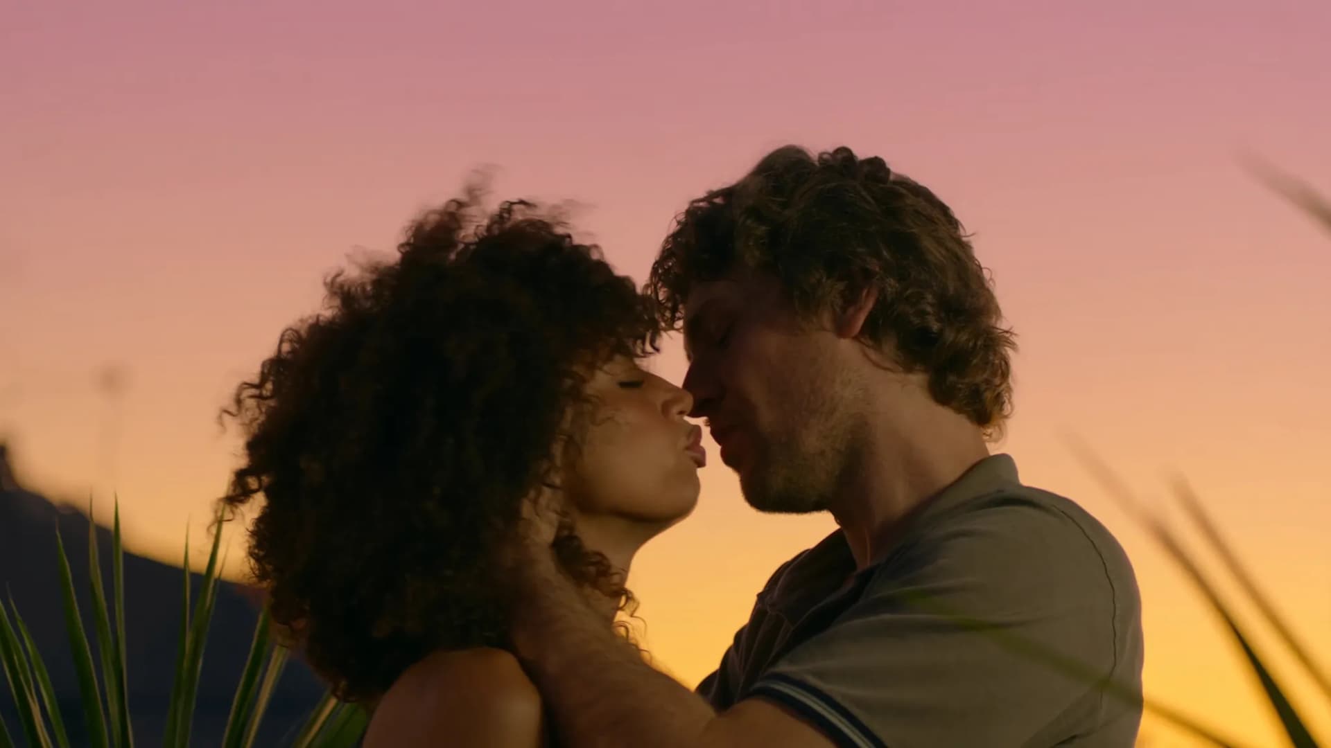Casal abraçado em silhueta no pôr-do-sol em praia brasileira
